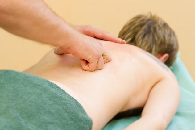 Après l'examen, les spécialistes prescrivent un massage spécial pour le traitement de l'ostéochondrose thoracique.